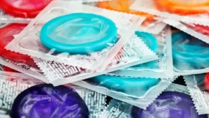 Francia detecta 300 mil condones defectuosos: traían hoyos y se rompían