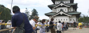 Japón movió un castillo de 360 toneladas jalándolo con cuerdas: 1,800 voluntarios y cero grúas