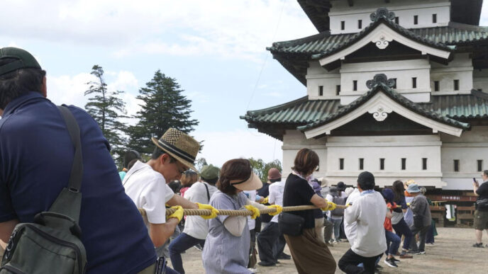 Japón movió un castillo de 360 toneladas jalándolo con cuerdas: 1,800 voluntarios y cero grúas