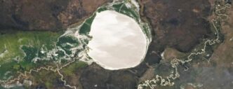 La NASA captó una mancha plateada en África: no es nieve, es un truco de la luz