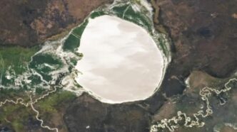 La NASA captó una mancha plateada en África: no es nieve, es un truco de la luz