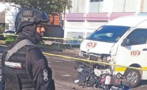 Conductor de combi de la ruta 103 se pasa el alto y mata a motociclista en Neza
