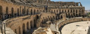 Le cobraba 790 pesos a turistas por ver un anfiteatro griego en Italia: era falso y lo construyó él