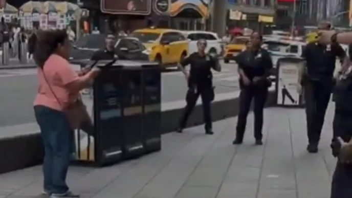 Mujer muere abatida en Times Square tras apuñalar a dos personas; la Policía usó táser sin éxito