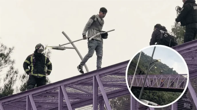 Rescatan a joven que se trepó a puente en Iztapalapa; cerraron Zaragoza