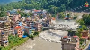 Suman más de mil muertos por riada en Nepal y China; buscan a más de 4 mil desaparecidos